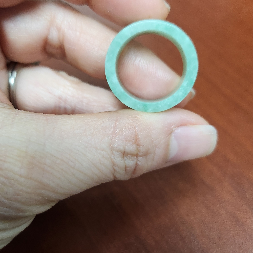 Elegant Myanmar Green Jade Women's Ring - Picture 4 of 5